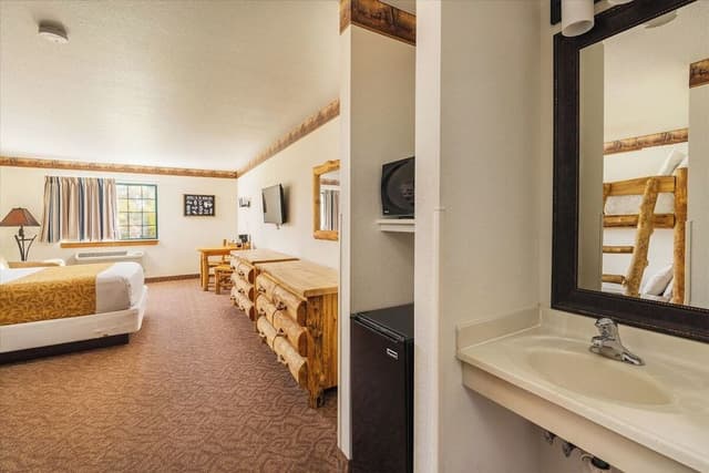Family Room, Multiple Beds