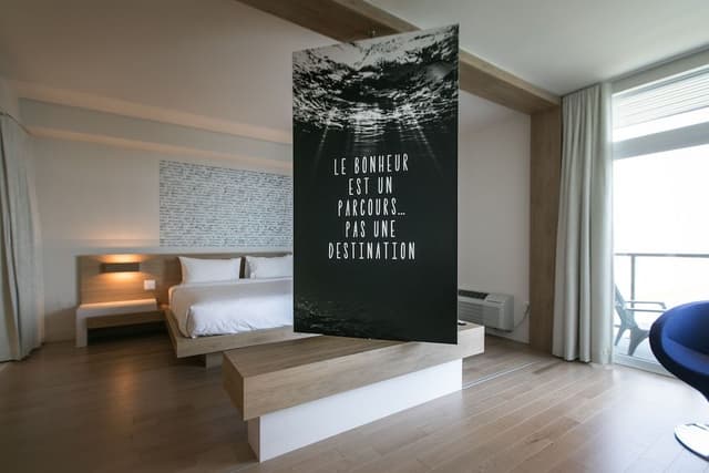Junior Suite, 1 King Bed, Lake View
