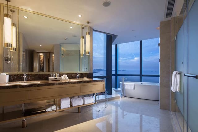 KING ONE BEDROOM DELUXE SUITE