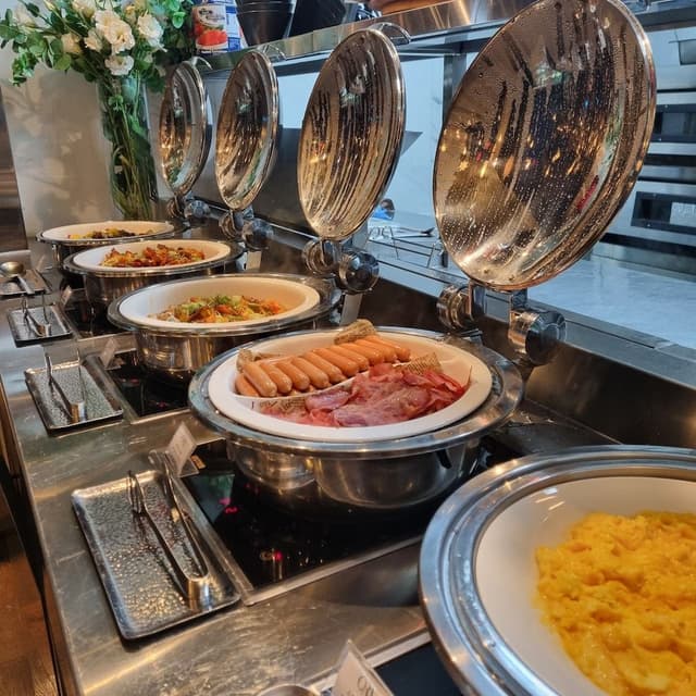 Premium Family Airport View - Breakfast for 2 People Included