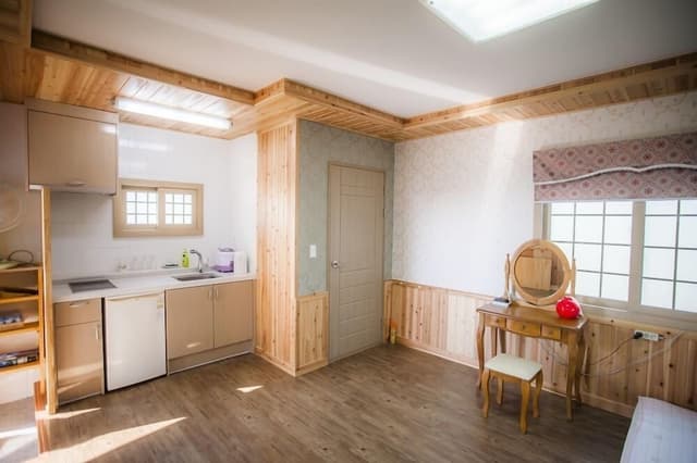 Room (12 PY)