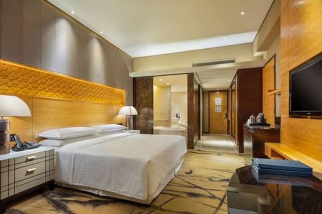 Suite, 1 King Bed, City View