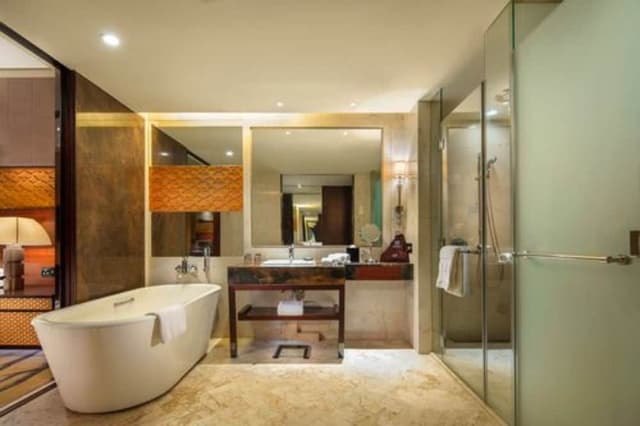 Suite, 1 King Bed, City View