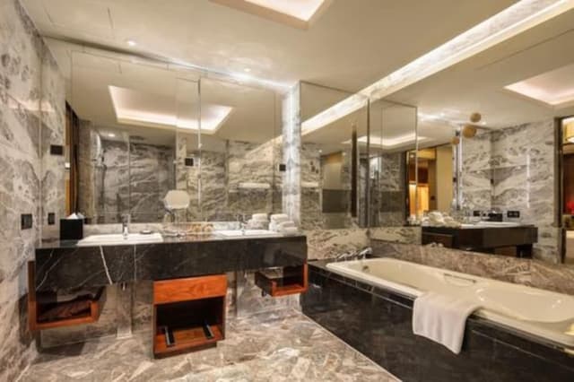 Suite, 1 King Bed, City View