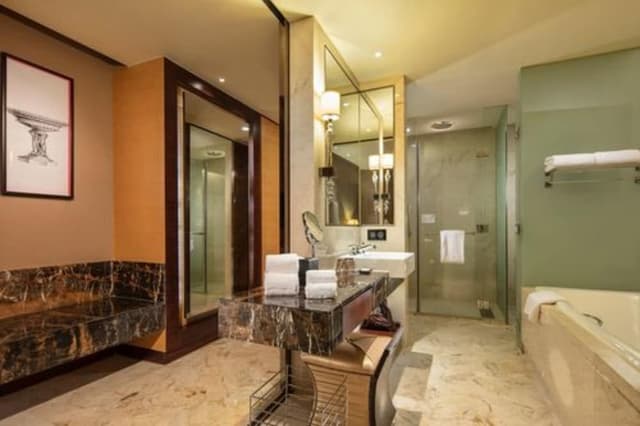 Suite, 1 King Bed, City View