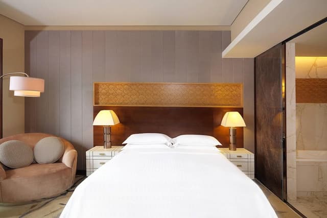 Suite, 1 King Bed, City View