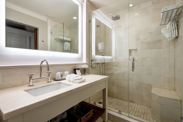 Standard Room, 1 King Bed, Pool View (Pool View Guest Room)