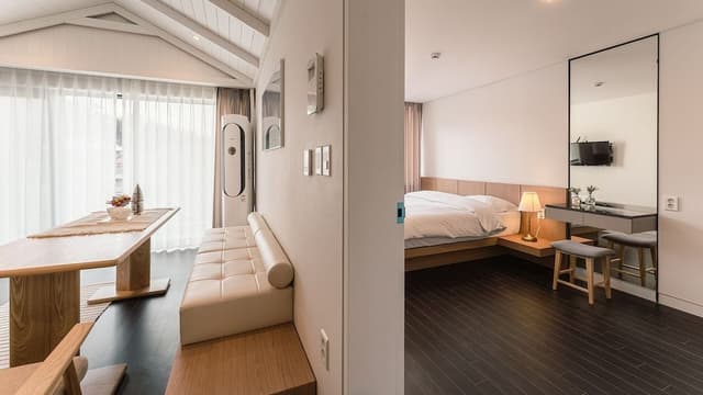 Suite 201