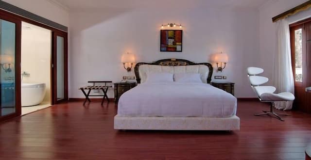 Suite, Pool View
