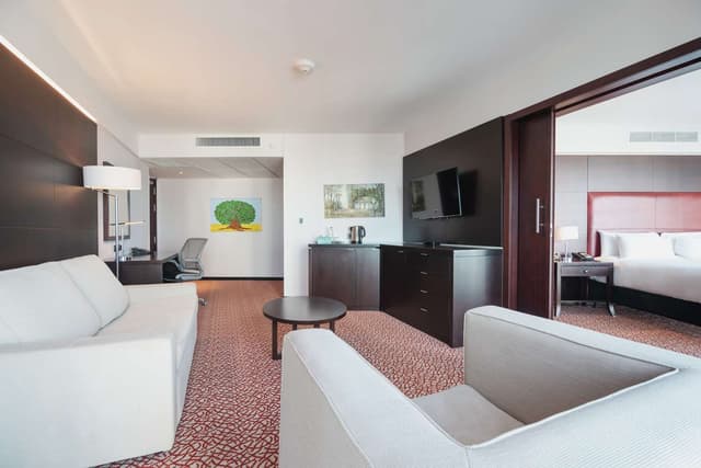 1 KING BED 1 BEDROOM SUITE WITH SOFABED