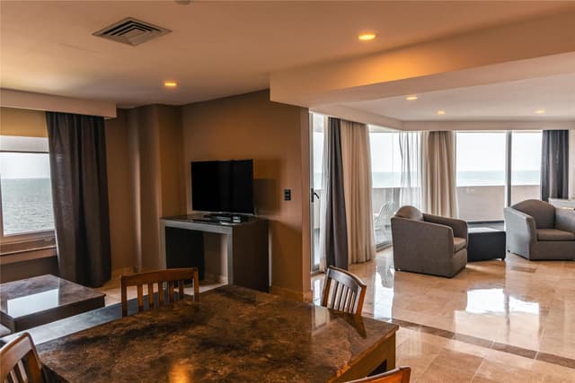 1 KING BED MASTER SUITE BALCONY-OCEAN VW