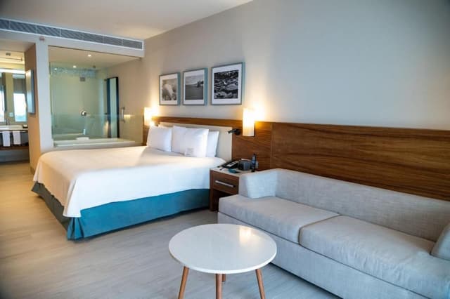 Habitación con cama extragrande y acceso directo a la piscina - Frente al mar - Solo adultos