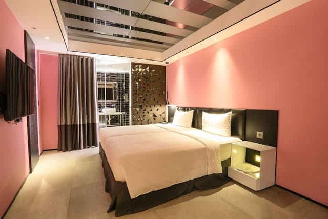 Comfort Twin Room, No Windows (on basement floor)