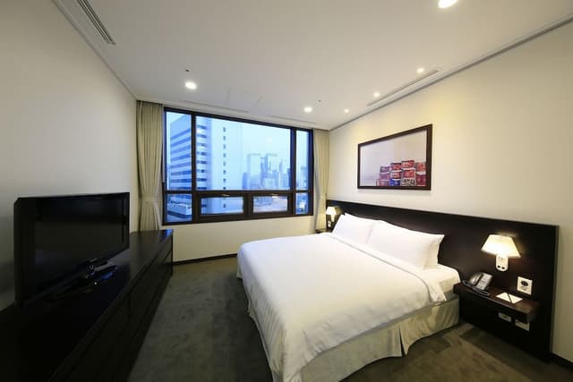 3-Bedroom Deluxe Apartment with Kitchen:Extra person (over 6-year-old) will be charged upon check-in