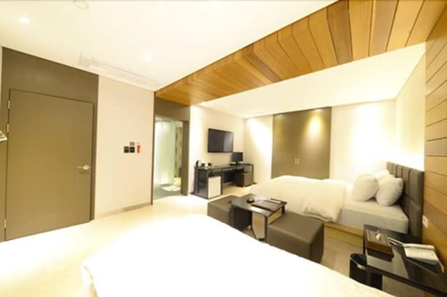 Premium Twin Room (mixed gender of adults not allowed)