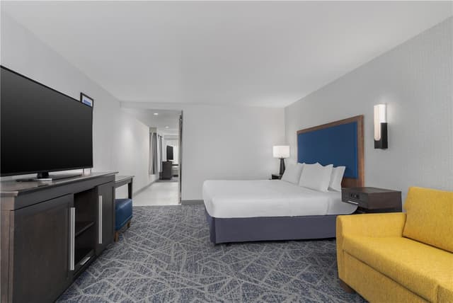 1 KING HEARING ACCESSIBLE W/SOFABED NOSMOK