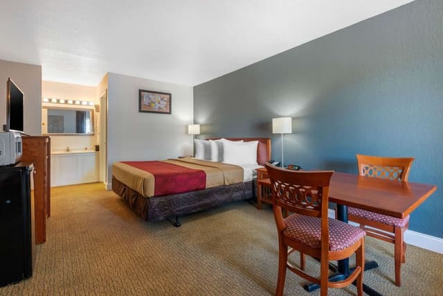 1 King Bed, No Smoking