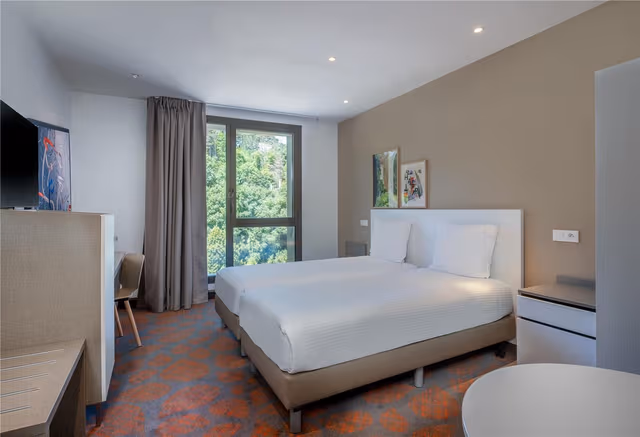 TWIN ROOM