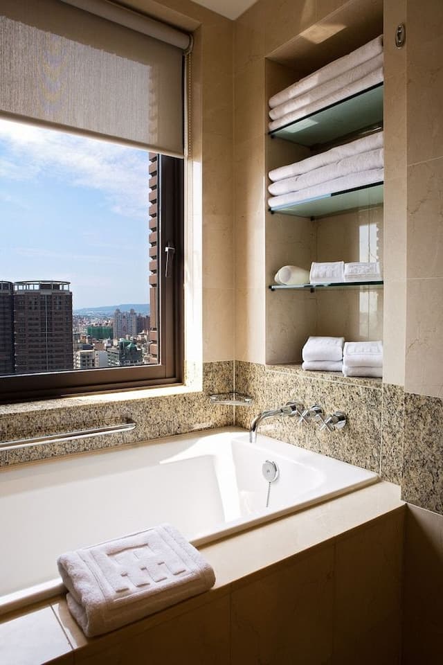 Corner King Room