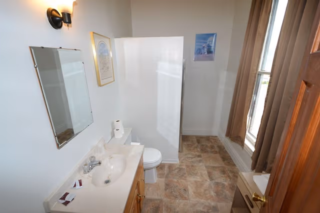 Dakota - full kitchen, bedroom, private restroom/shower