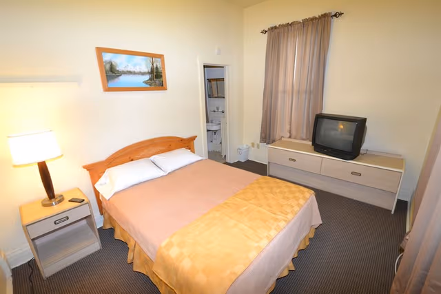 Dakota - full kitchen, bedroom, private restroom/shower