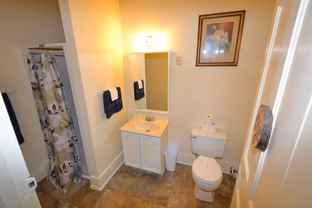 Omaha - full kitchen, bedroom, private restroom/shower