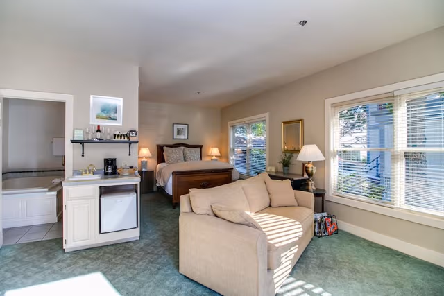 Suite, 1 Queen Bed with Sofa bed (Courtyard)