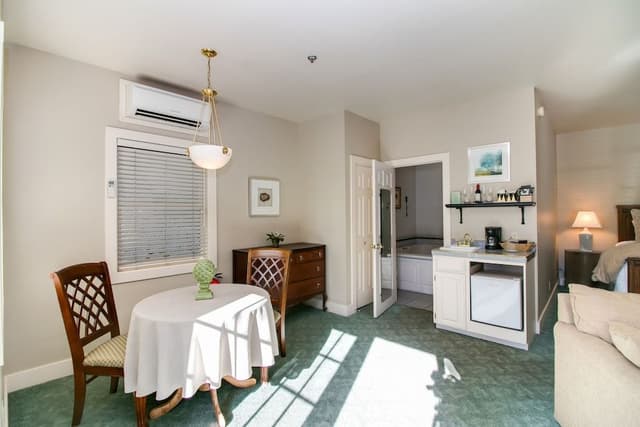 Suite, 1 Queen Bed with Sofa bed (Courtyard)