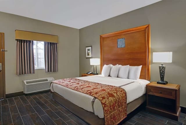 Standard Room, 1 King Bed, Non Smoking, Kitchenette