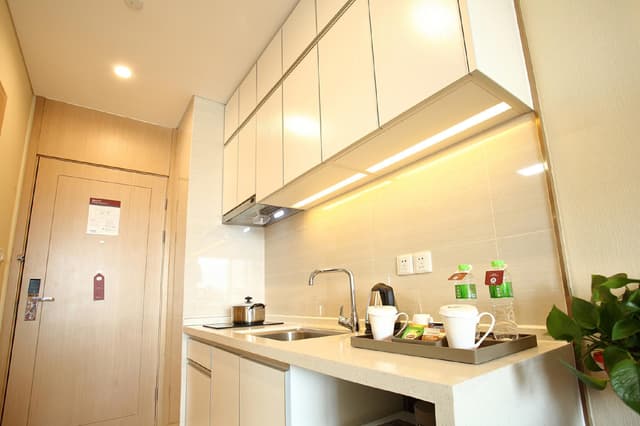 Business Queen Room