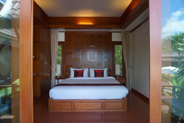 Villa Pool Access