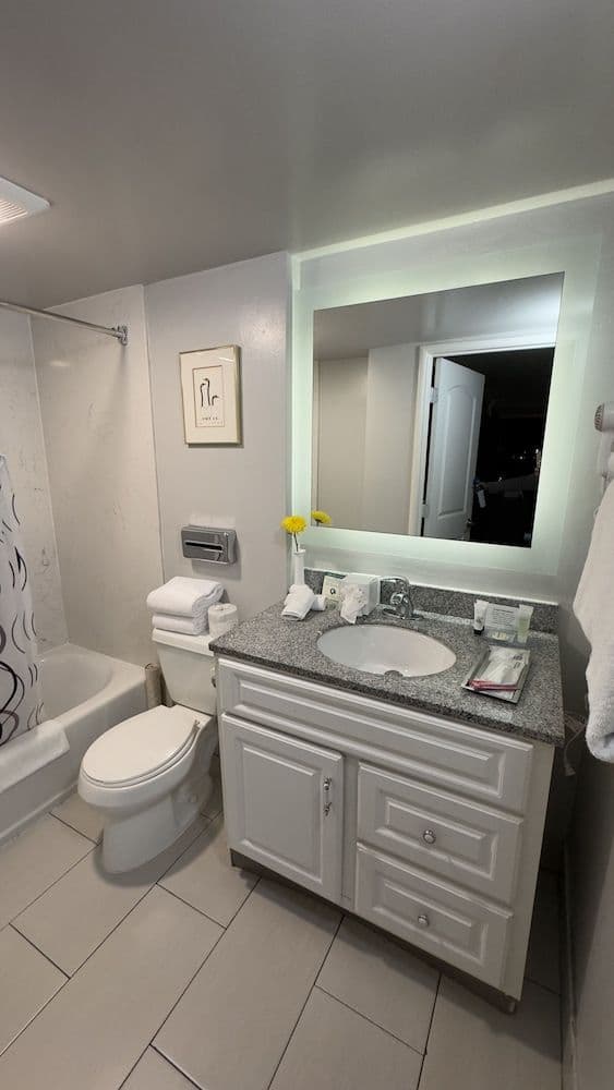 Deluxe Room, 2 Queen Beds, Bathtub (Non Smoking 2 Queen Room- Bathtub)