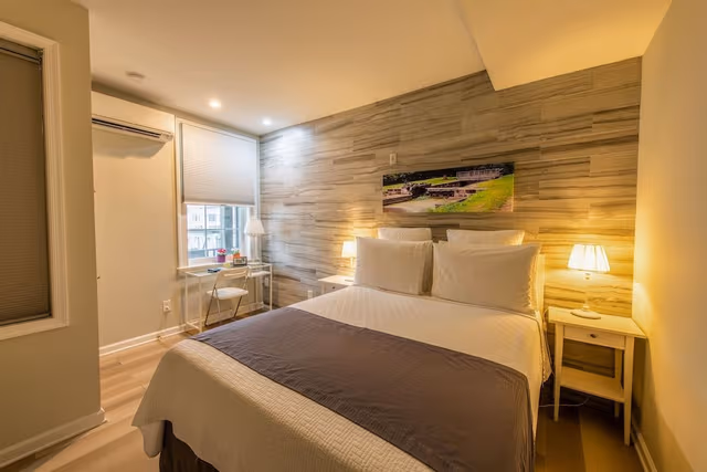 Basic Room, 1 Queen Bed, Canal View (Lock # 6)