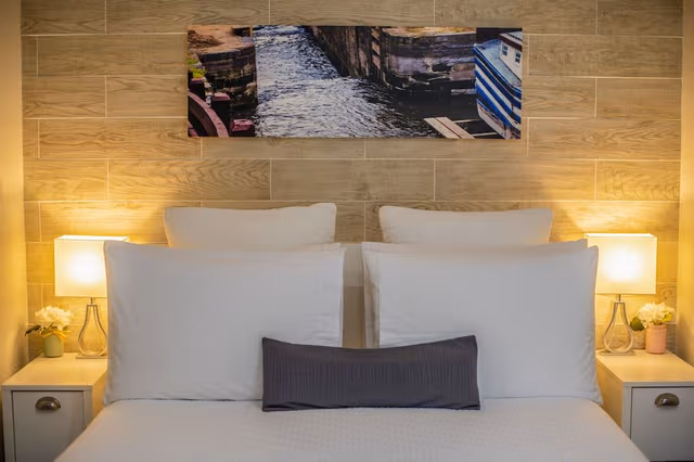 Basic Room, 1 Queen Bed, Canal View (Lock # 7)