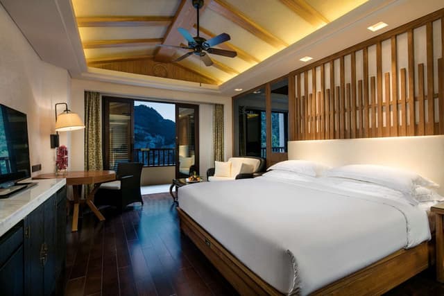 KING GUEST ROOM W/ BALCONY
