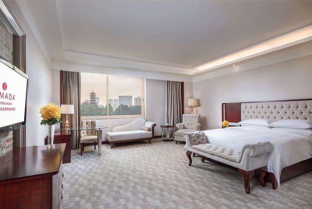 Deluxe 1 King Bed Non- Smoking Room