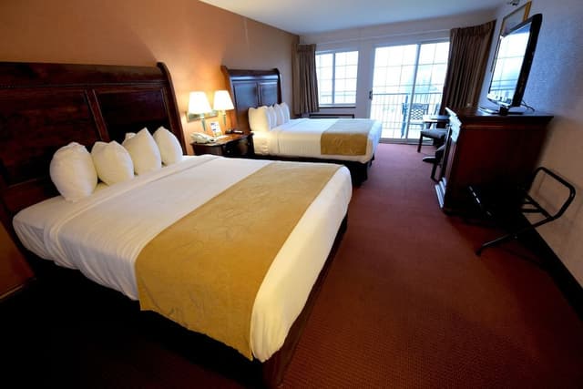 Deluxe Room, 2 Queen Beds, Lake View