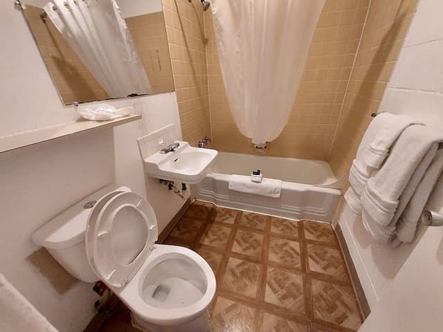 Basic Room, 1 Queen Bed, Non Smoking
