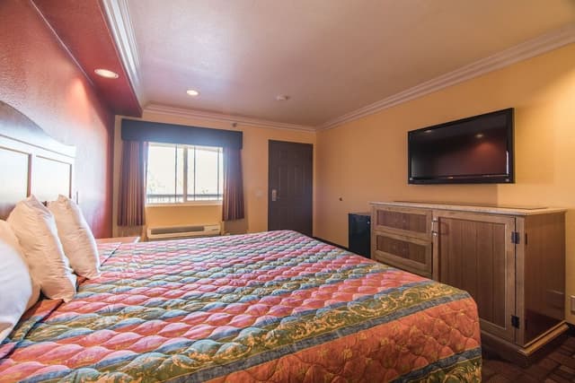Standard Room, 1 King Bed, (Non-Smoking/Smoking)