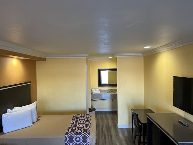 Standard Double Room, (Non-Smoking/Smoking)