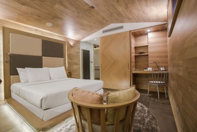 Double Room, 1 Queen Bed, No Windows