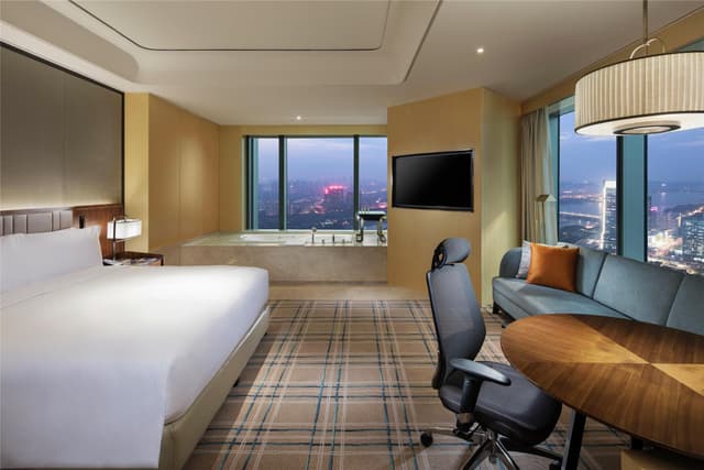 KING DELUXE ROOM RIVER VIEW