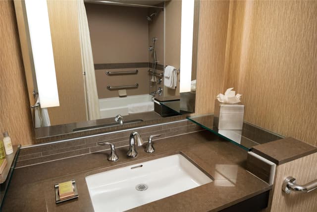2 QUEEN BEDS MOBILITY ACCESSSIBLE W/ BATHTUB
