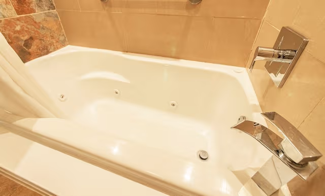 Superior Studio Suite, Jetted Tub, Mountain View (No Pets)