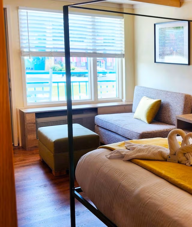 King Bed Balcony Luxury Room - Parkway View