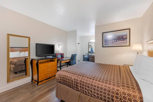Standard Room, 1 Queen Bed, Non Smoking