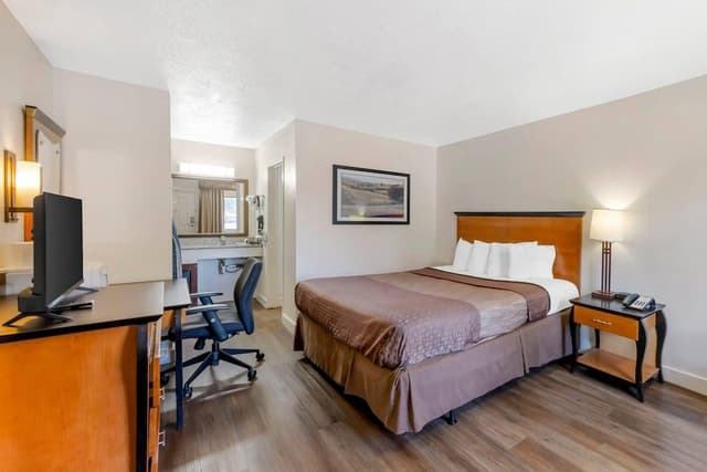 One Queen Bed Non Smoking Accessible Room