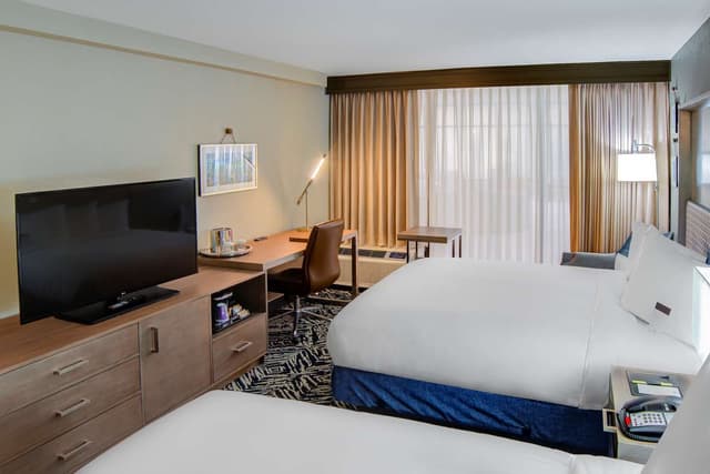 2 QUEEN BEDS HEARING ACCESSIBLE