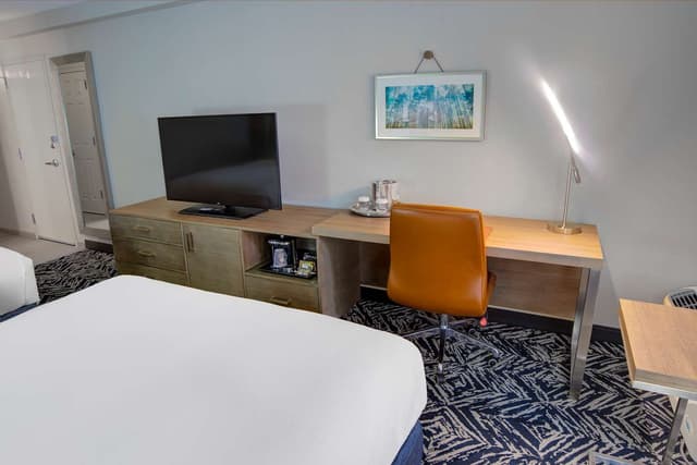 2 QUEEN BEDS HEARING ACCESSIBLE