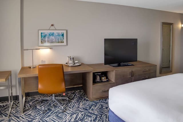1 KING BED HEARING ACCESSIBLE